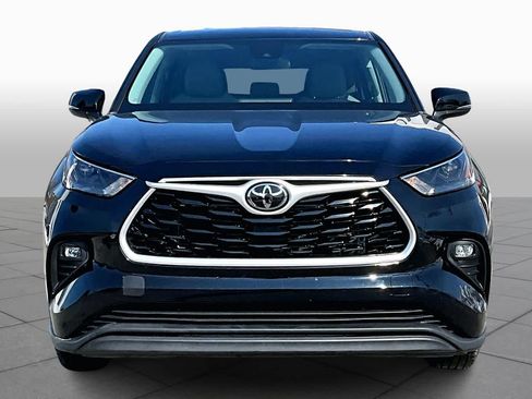 Used 2022 Toyota Highlander LE FWD image 4
