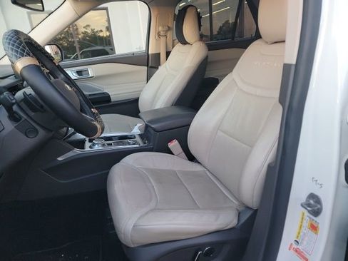 Used 2020 Ford Explorer Platinum w/ Premium Technology Package image 4
