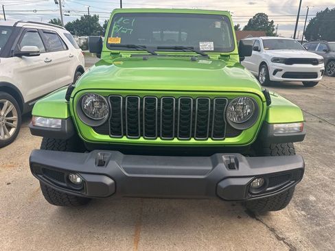 Used 2025 Jeep Gladiator Sport AWD/4WD image 2