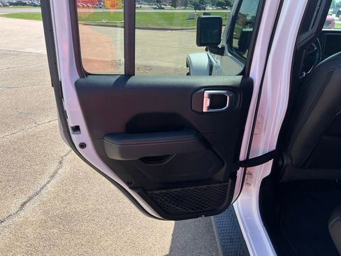 Used 2020 Jeep Wrangler Unlimited Sahara w/ Dual Top Group AWD/4WD image 18
