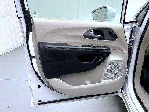 Used 2022 Chrysler Pacifica Touring-L FWD image 9
