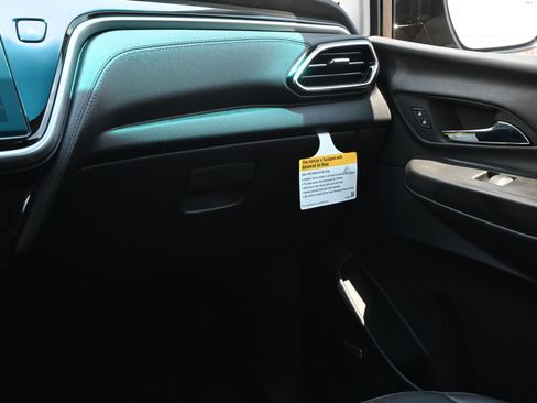 Used 2023 Chevrolet Bolt LT w/ Infotainment Package FWD image 9