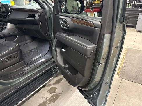 Used 2023 Chevrolet Suburban Premier image 27