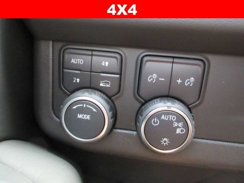 Used 2023 Chevrolet Suburban RST AWD/4WD image 30