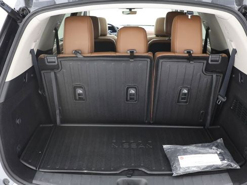 Used 2024 Nissan Pathfinder Platinum image 34