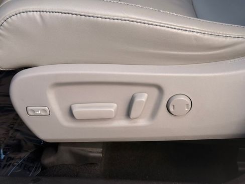 Used 2019 Toyota Highlander XLE image 24