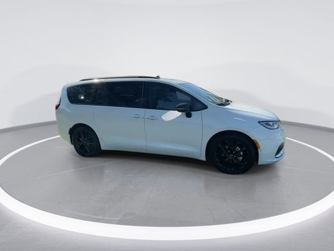 Used 2024 Chrysler Pacifica Touring-L w/ S Appearance Package image 24