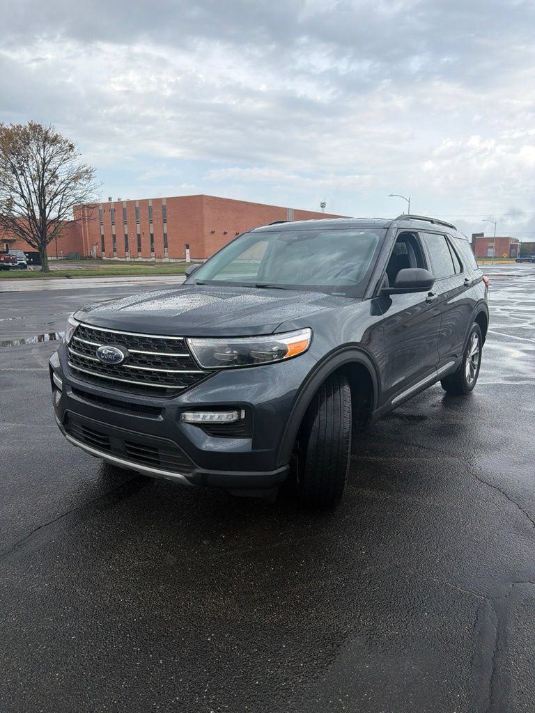 Used 2022 Ford Explorer XLT w/ Equipment Group 202A AWD/4WD image 2