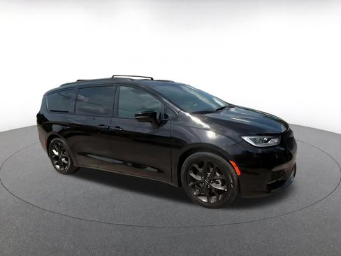 Used 2025 Chrysler Pacifica Limited FWD image 2