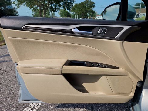 Used 2013 Ford Fusion SE FWD image 13