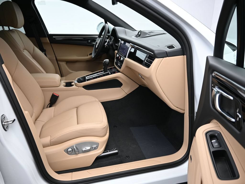 Certified 2026 Porsche Macan AWD/4WD image 28
