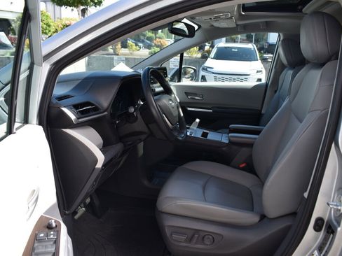 Used 2021 Toyota Sienna XLE AWD/4WD image 18