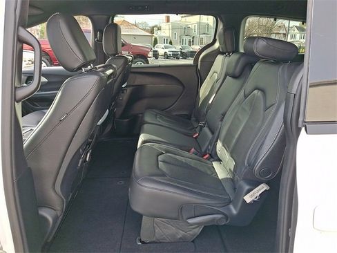 Used 2020 Chrysler Pacifica Touring-L Plus w/ S Appearance Package image 10