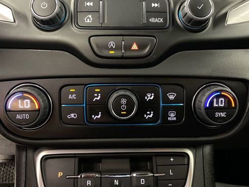 Used 2023 GMC Terrain SLE w/ Driver Convenience Package image 18