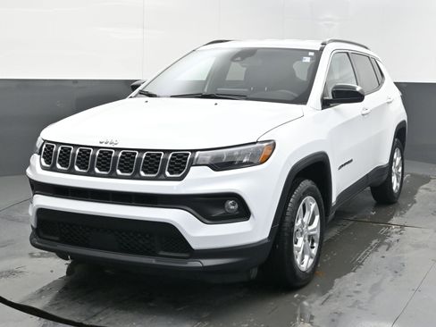 Used 2024 Jeep Compass Latitude image 3