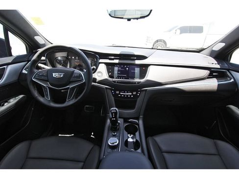 Certified 2025 Cadillac XT5 Sportv w/ Technology Package AWD/4WD image 9