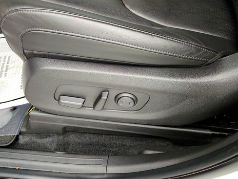 Used 2024 Kia Carnival LX FWD image 11