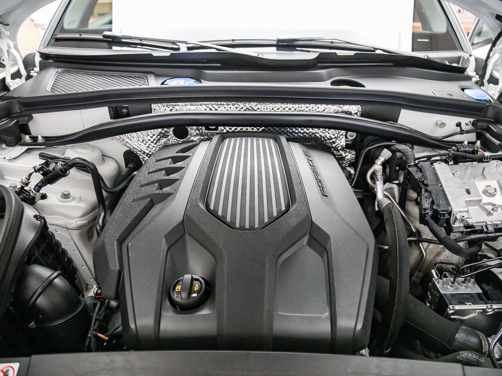 Certified 2025 Porsche Macan AWD/4WD image 33