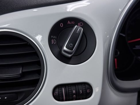 Used 2018 Volkswagen Beetle 2.0T SE image 41