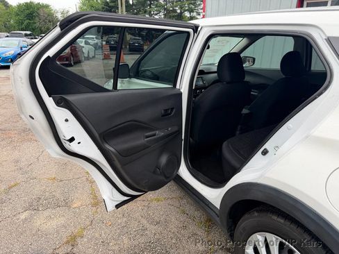 Used 2021 Nissan Kicks S FWD image 10