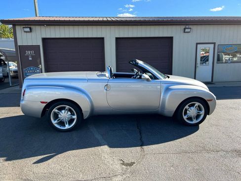 Used 2004 Chevrolet SSR w/ Preferred Equipment Group image 76