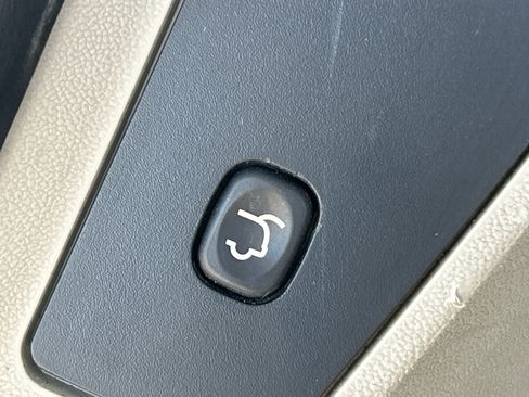 Used 2015 Chrysler Town & Country Touring FWD image 8
