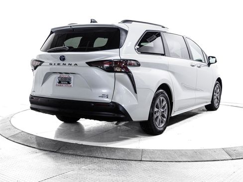 Used 2024 Toyota Sienna XLE image 12
