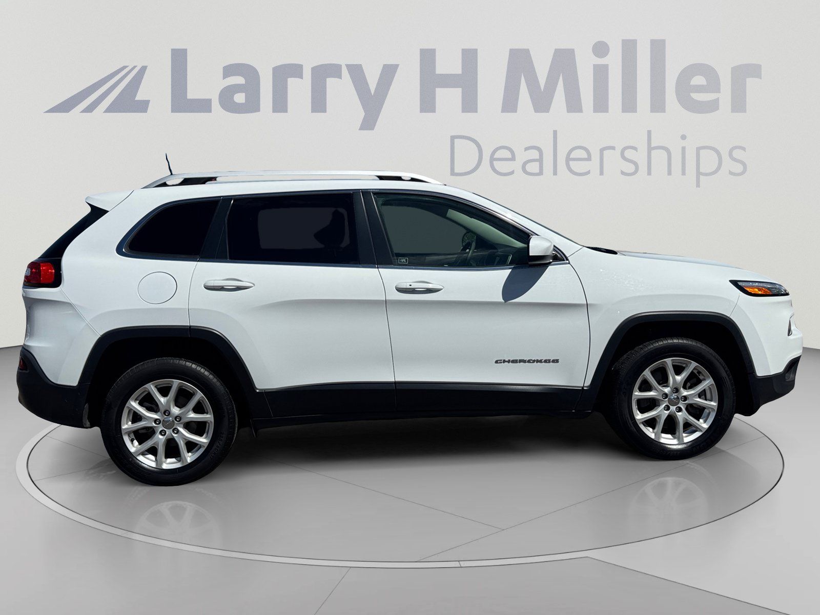 Used 2018 Jeep Cherokee Latitude Plus w/ Comfort/Convenience Group FWD image 6