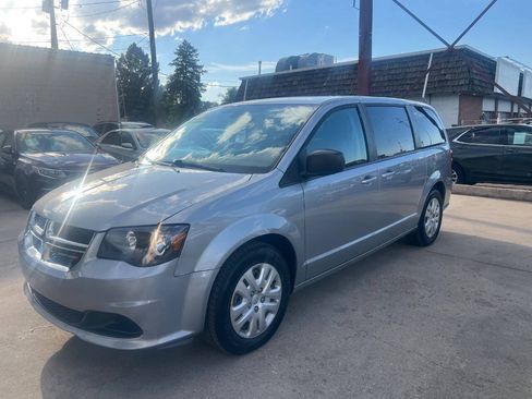 Used 2018 Dodge Grand Caravan SE w/ UConnect Hands-Free Group FWD image 3