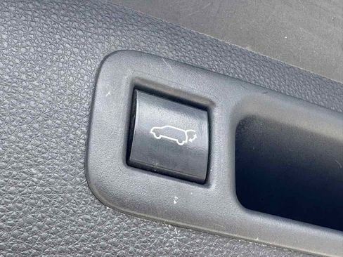 Used 2021 Toyota Highlander XLE FWD image 10