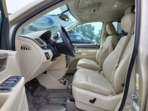Used 2010 Volkswagen Routan SE FWD image 13
