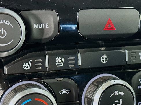 Used 2019 RAM 1500 Laramie AWD/4WD image 18