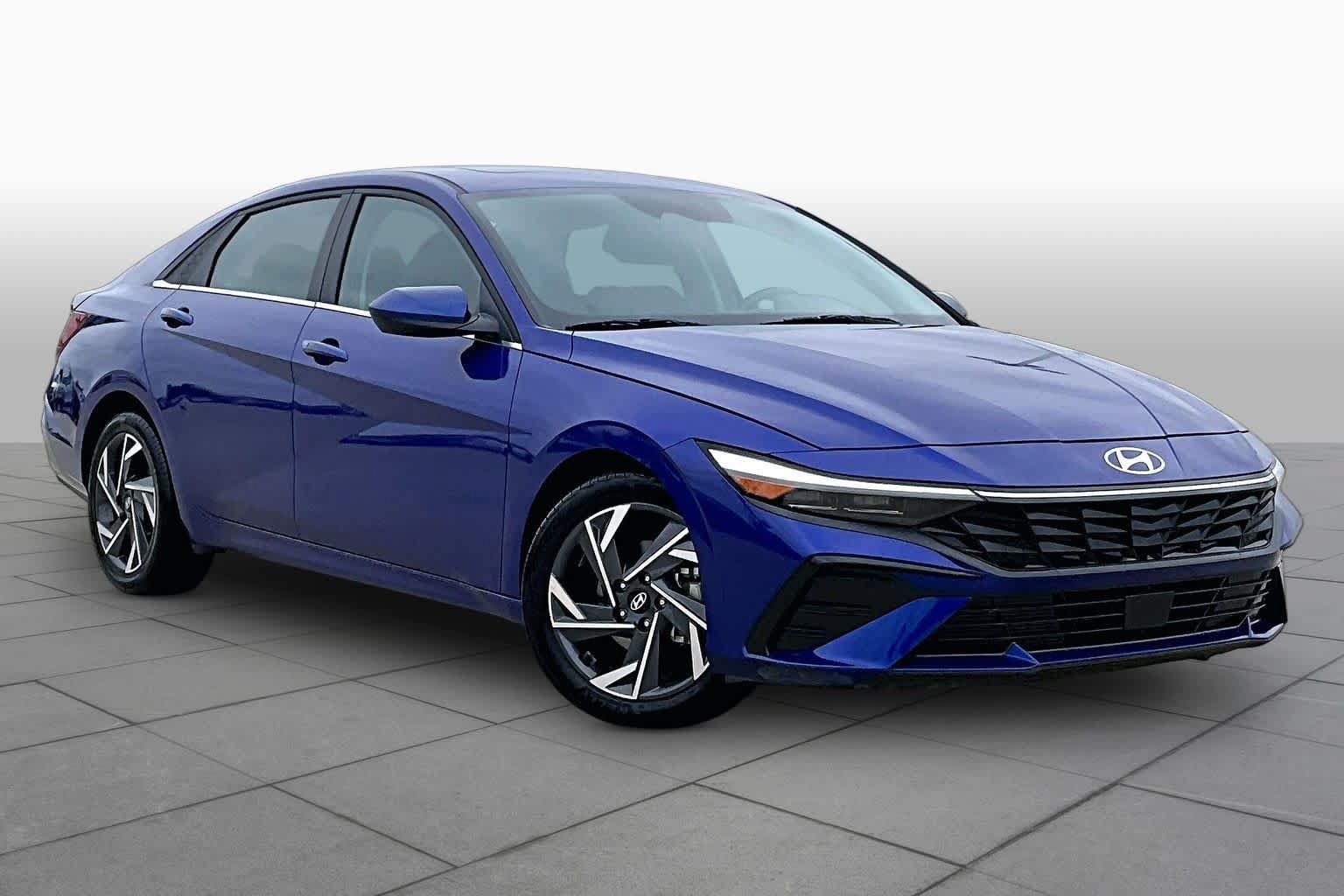 Used 2025 Hyundai Elantra SEL FWD image 3