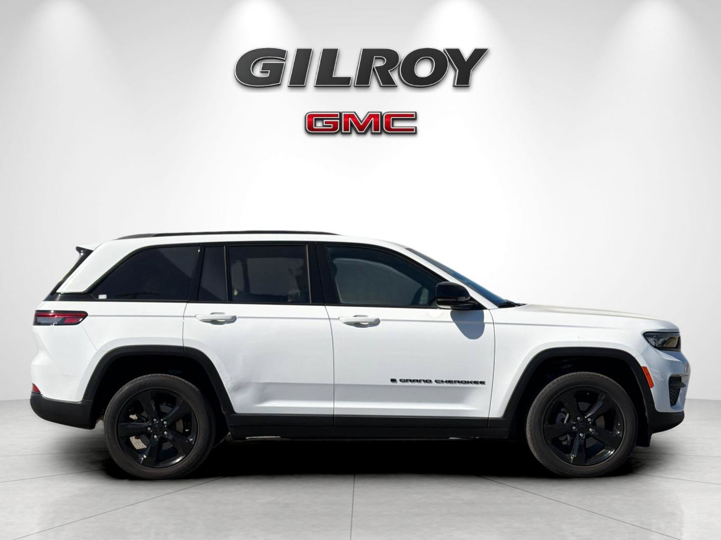 Used 2023 Jeep Grand Cherokee Altitude AWD/4WD image 2