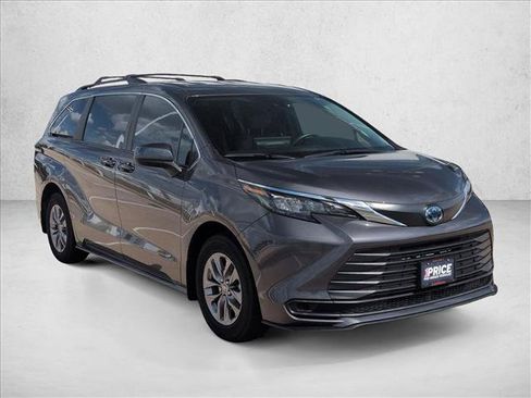 Used 2025 Toyota Sienna LE FWD image 3