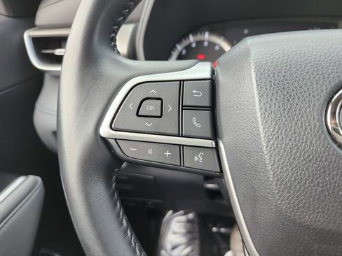 Used 2023 Toyota Highlander LE AWD/4WD image 37