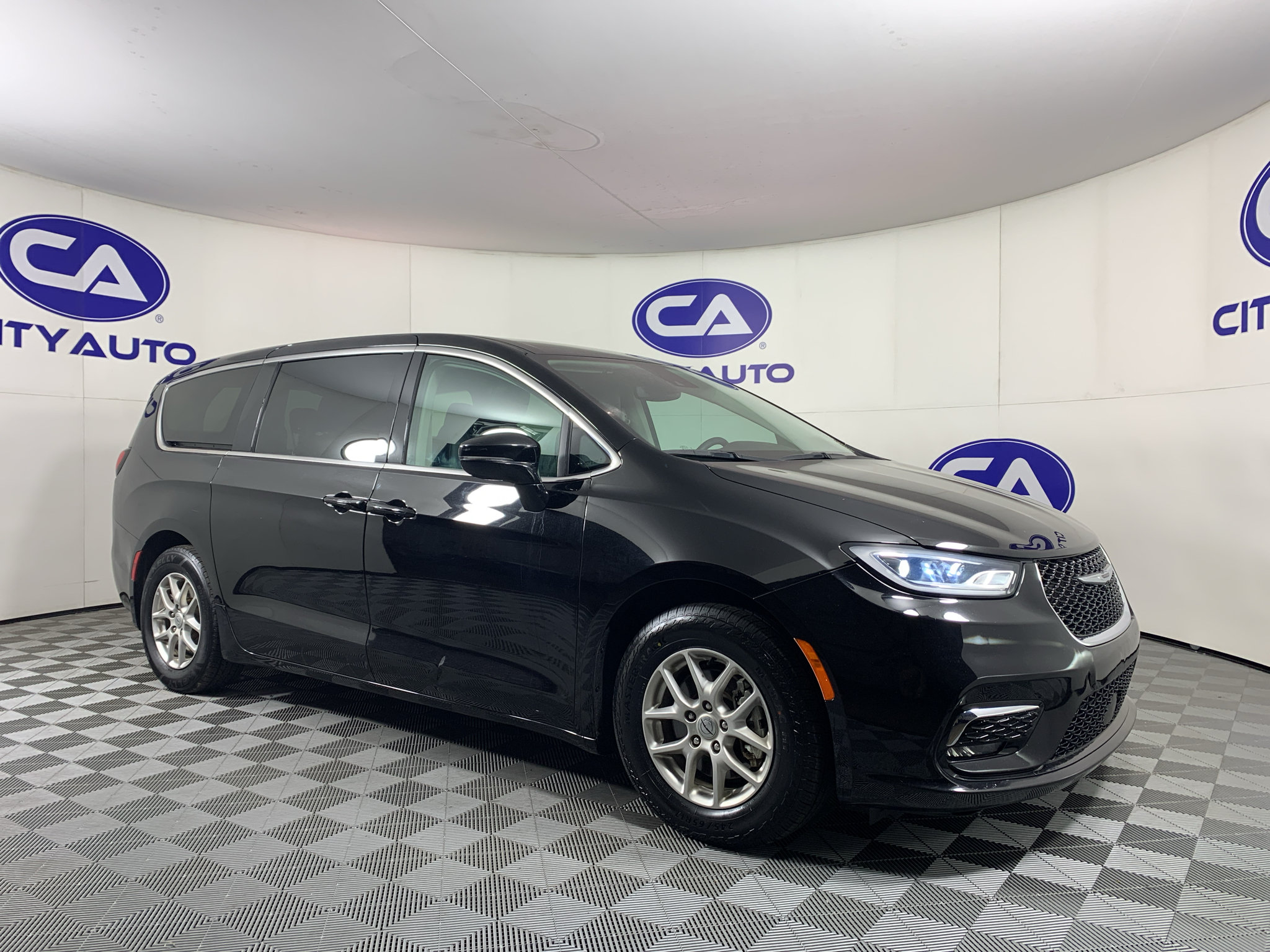 Used 2024 Chrysler Pacifica Touring-L FWD image 1