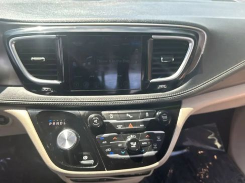 Used 2017 Chrysler Pacifica Limited FWD image 16