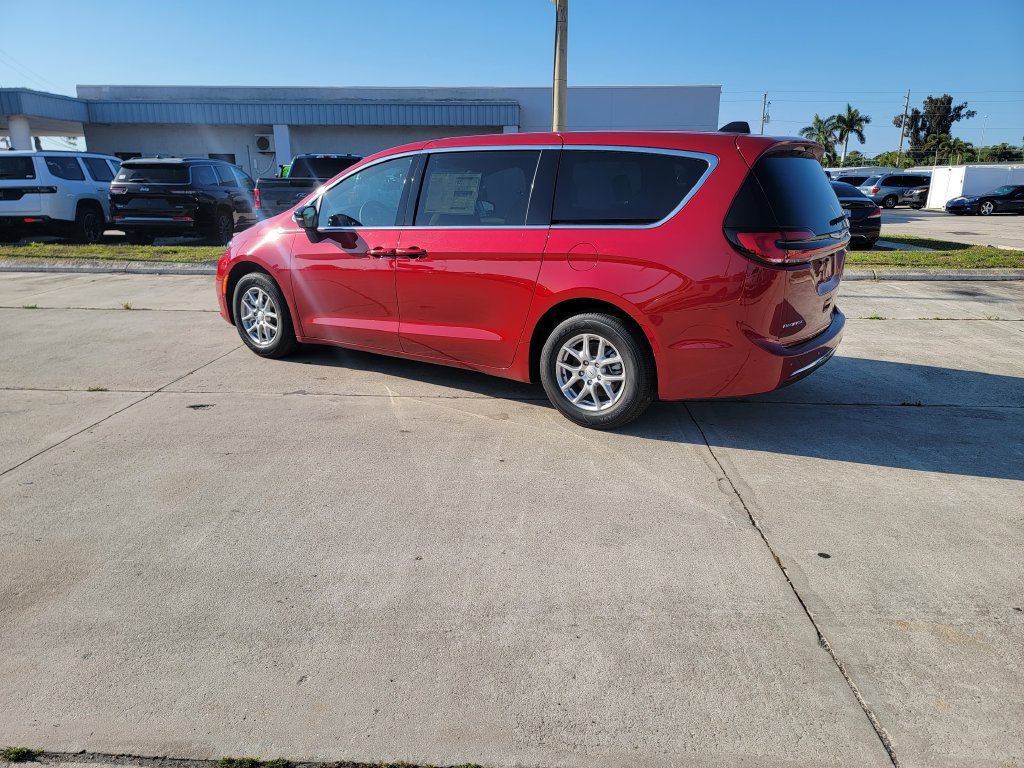 New 2026 Chrysler Pacifica Select FWD image 3