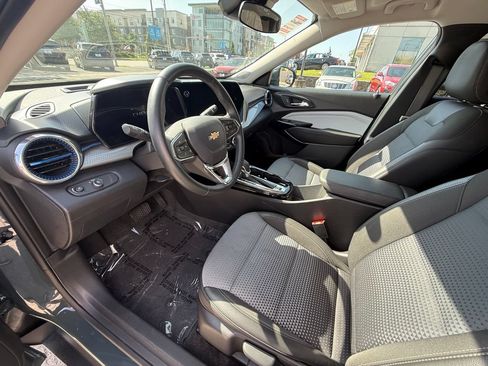 Used 2025 Chevrolet Trax LT w/ LT Convenience Package FWD image 11