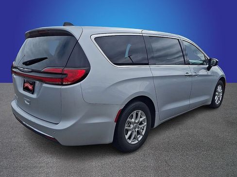 Used 2024 Chrysler Pacifica Touring-L FWD image 4