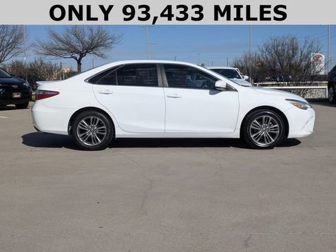 Used 2017 Toyota Camry SE image 4