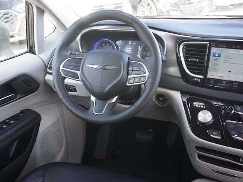 Used 2023 Chrysler Pacifica Touring-L image 23