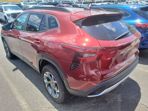 Used 2024 Chevrolet Trax LT FWD image 8