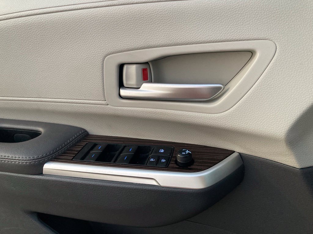 Used 2023 Toyota Sienna XLE w/ XLE Plus Package FWD image 12