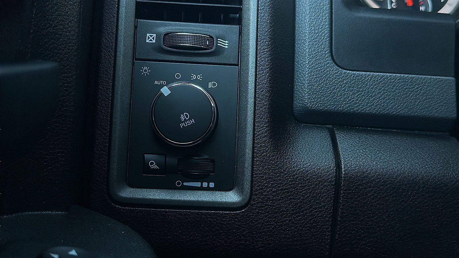 Used 2019 RAM 1500 Express AWD/4WD image 20