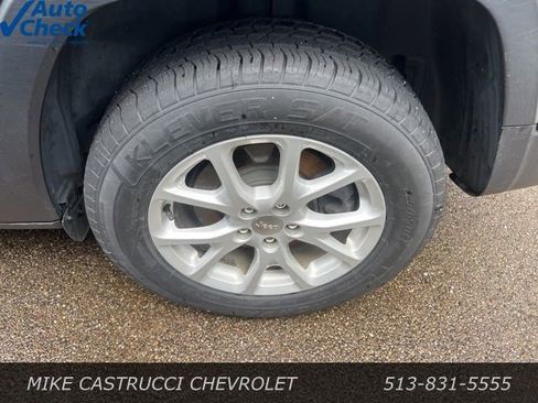 Used 2017 Jeep Cherokee Latitude w/ Cold Weather Group AWD/4WD image 5