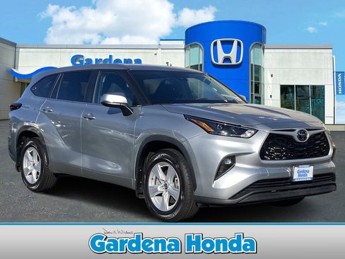 Used 2024 Toyota Highlander LE image 1