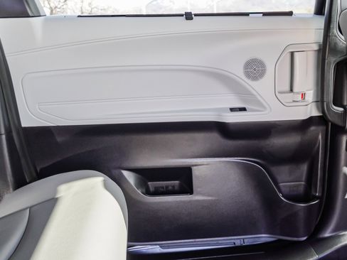 Used 2025 Toyota Sienna XLE image 29