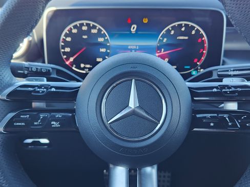 Used 2024 Mercedes-Benz GLC 300 4MATIC image 7